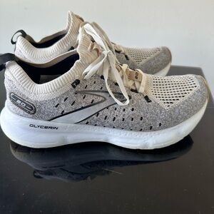 Brooks Glycerin 20 Women’s Cream and Gray Athletic Sneakers